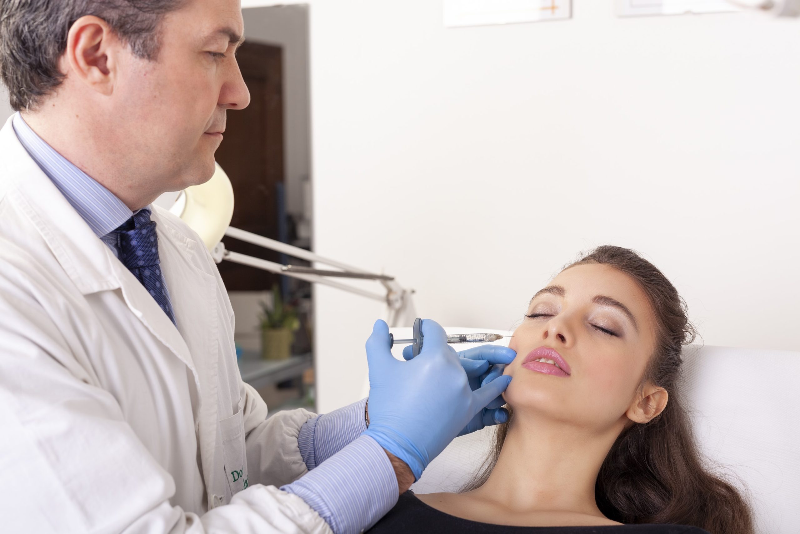 Filler con acido ialuronico per medicina estetica del volto